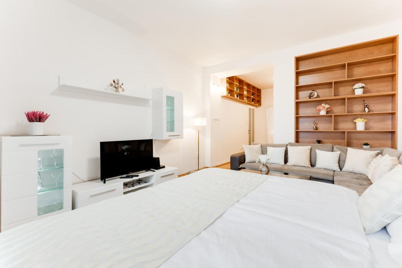 Exclusive Riverside Apartment In The Heart Of Prag Exterior foto